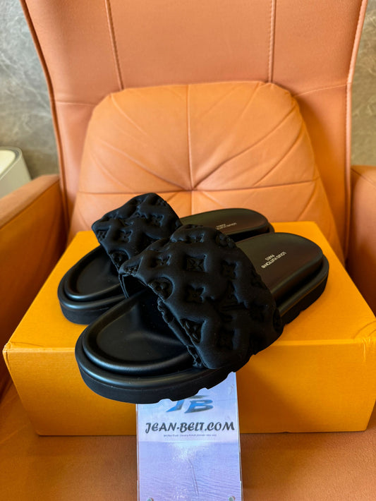 Sandalias tipo mule con cojín de piscina en color negro de Louis Vuitton para unisex