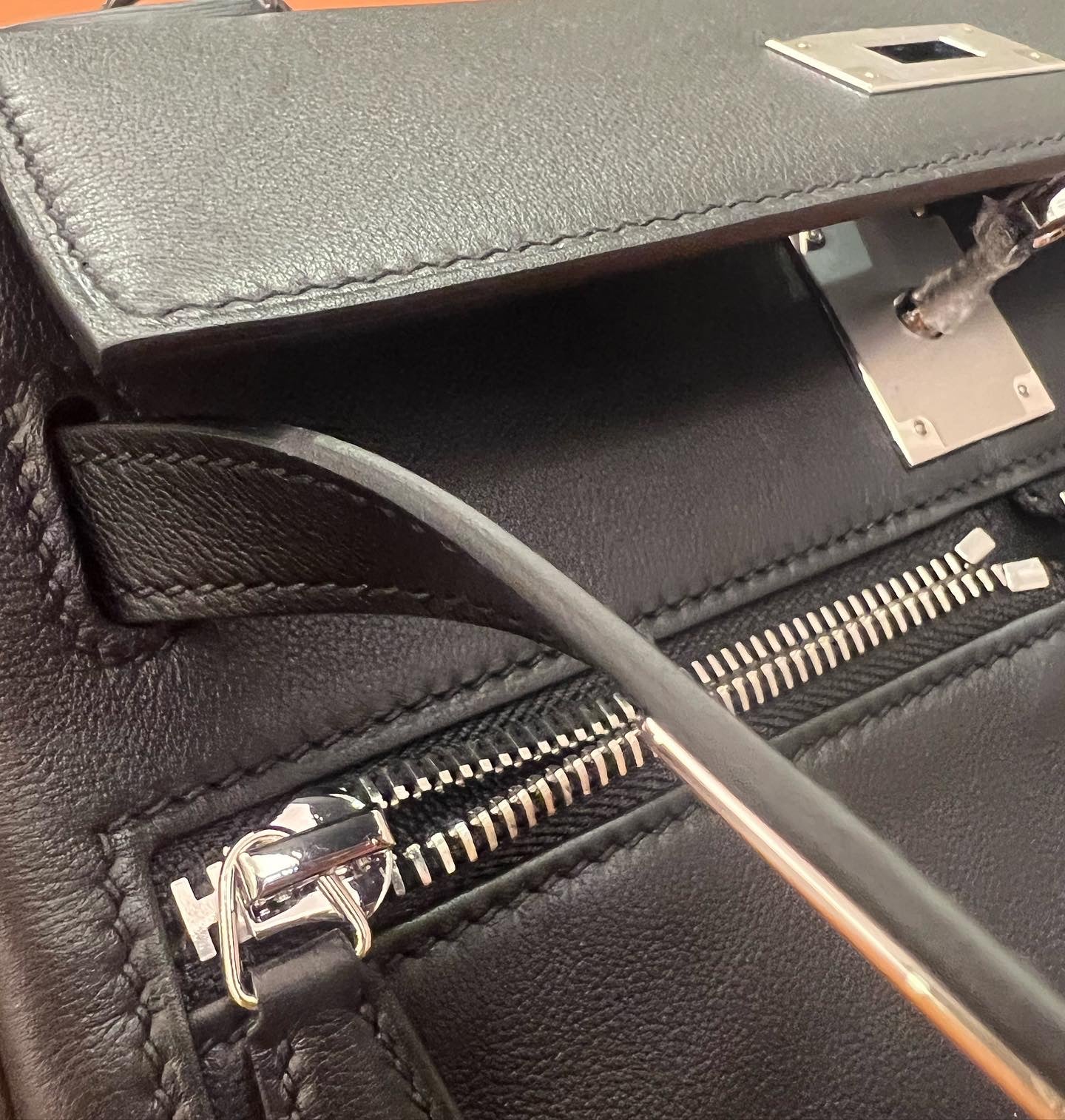 Bolso de mano Hermes Kelly Lakis 28 Swift, totalmente hecho a mano, color negro.
