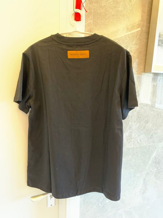 Camiseta negra con parche de pato "LV Made" de Louis Vuitton