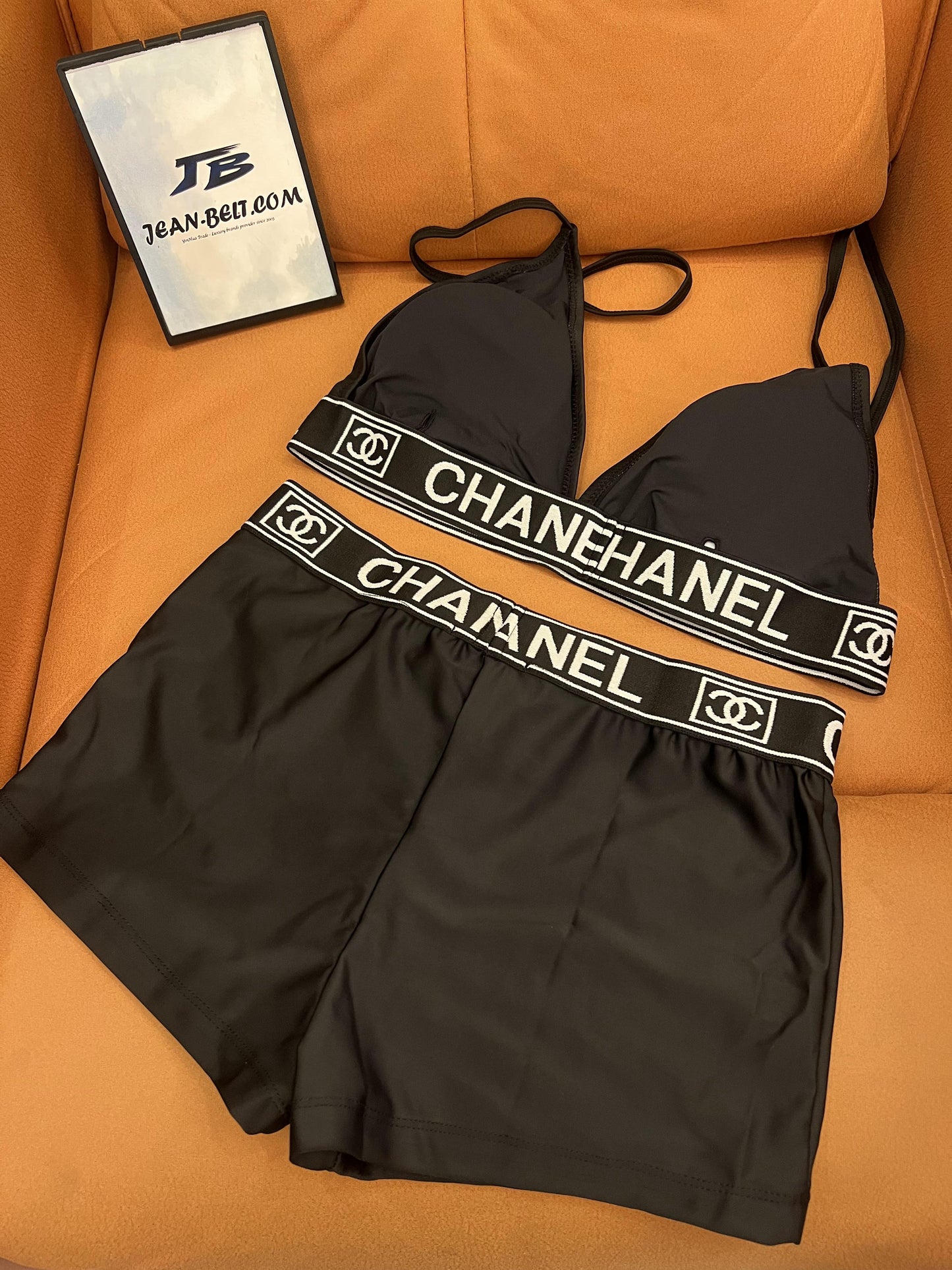 Conjunto de baño negro para mujer de Chanel: top triangular y shorts
