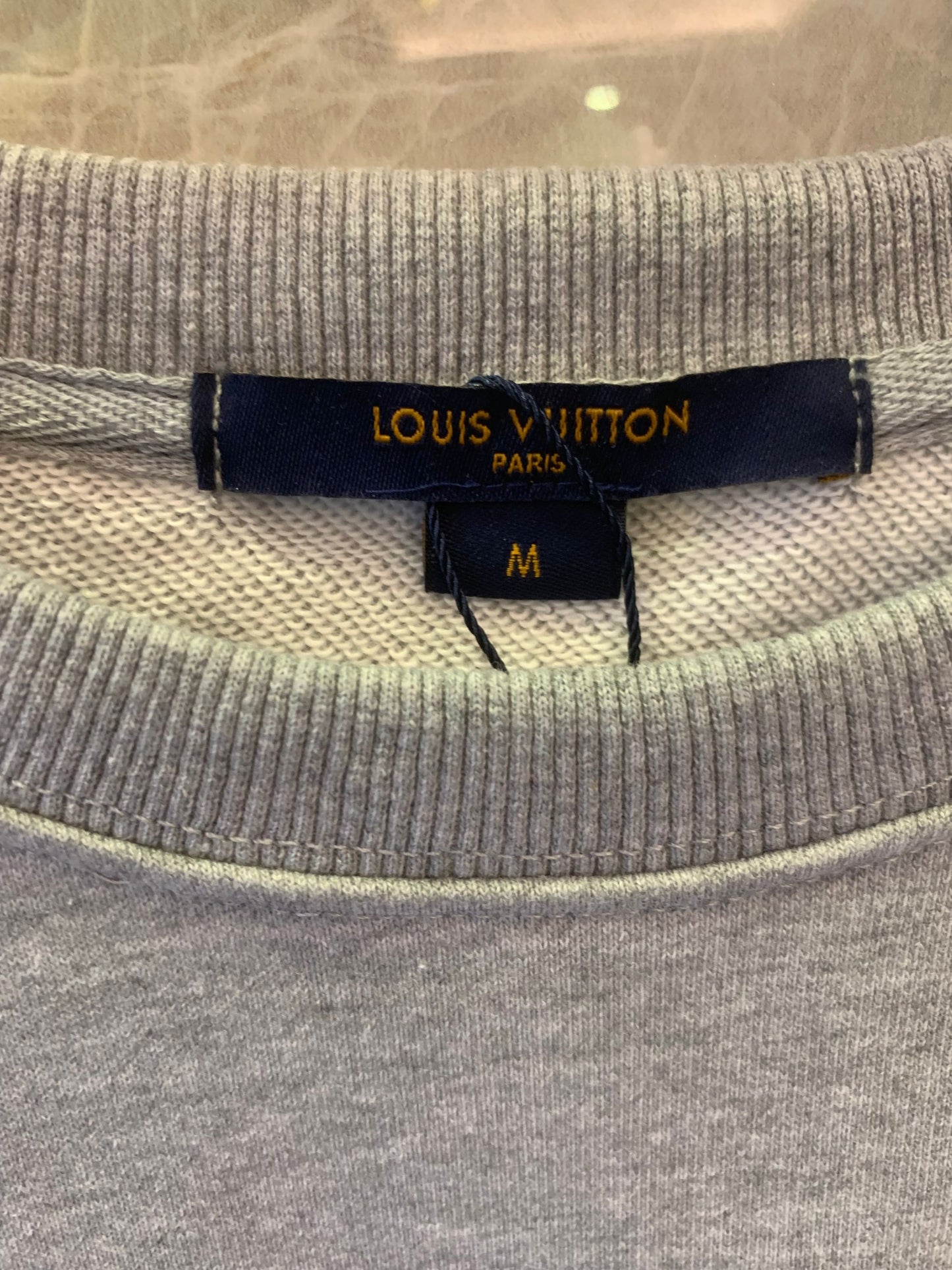 Sudadera gris Louis Vuitton con logotipo LV²