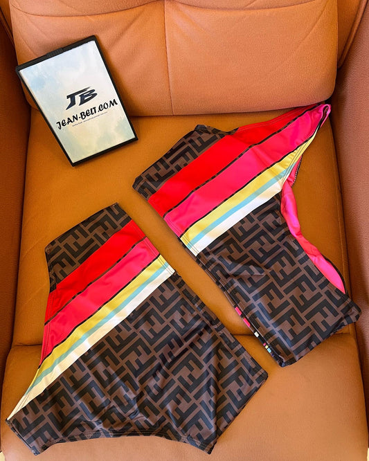 Traje de baño de dos piezas con monograma de Fendi y gráficos llamativos