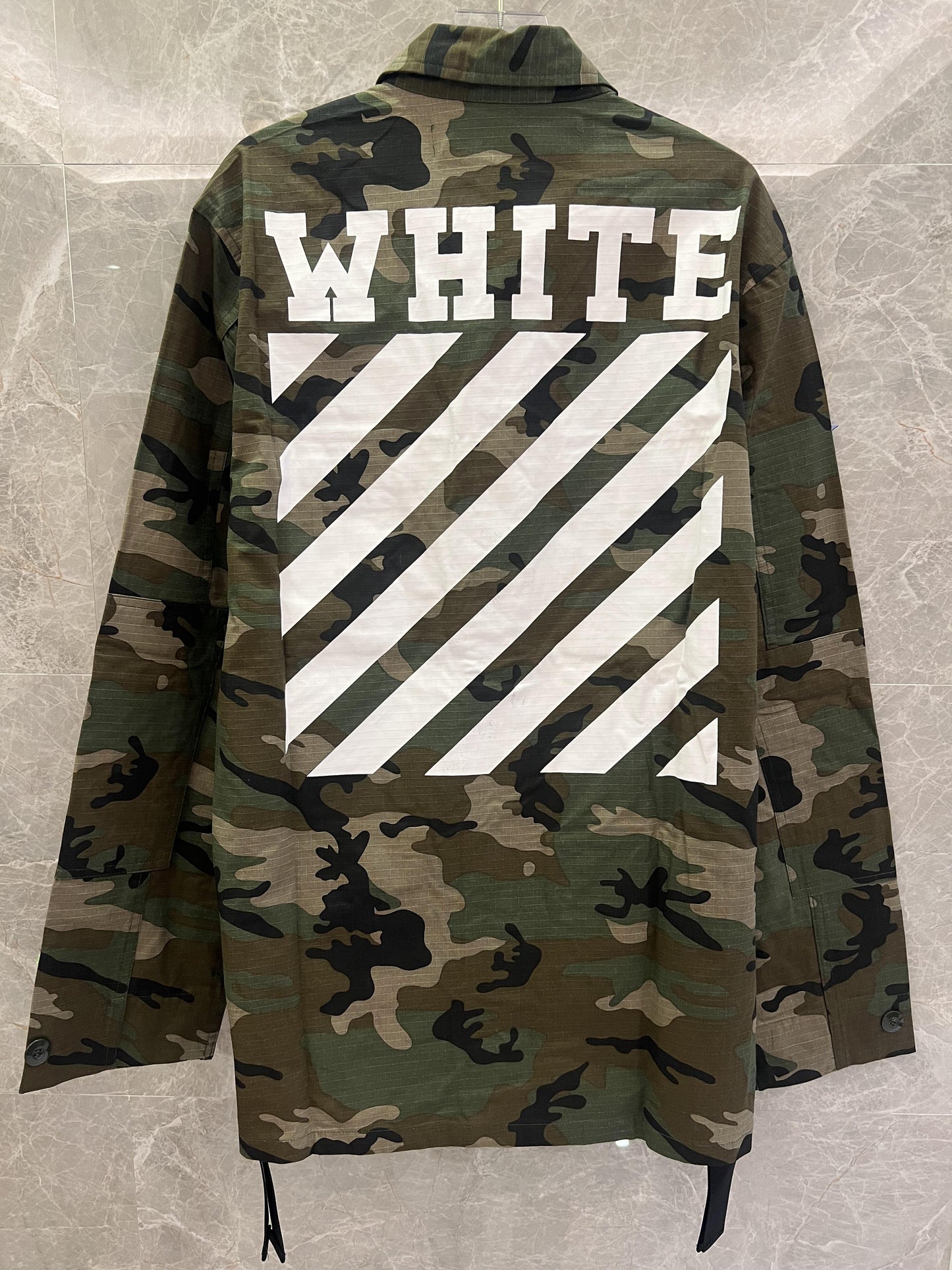 Chaqueta con parche militar de camuflaje de Off-White