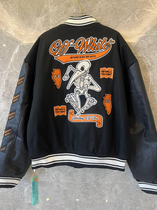 Chaqueta universitaria negra Off-White con parches bordados y diseño de esqueleto