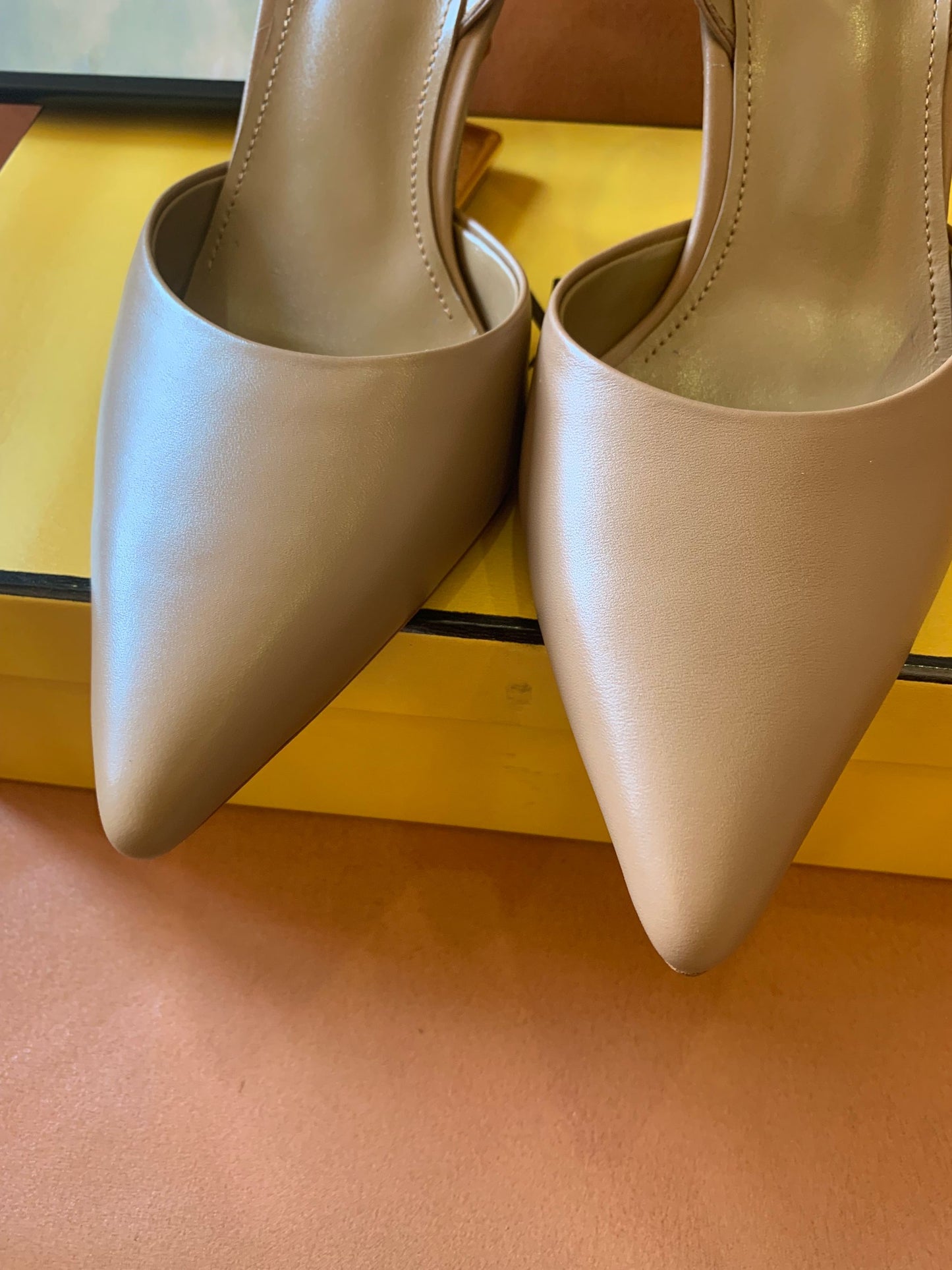 Zapatos de salón Fendi de piel color polvo