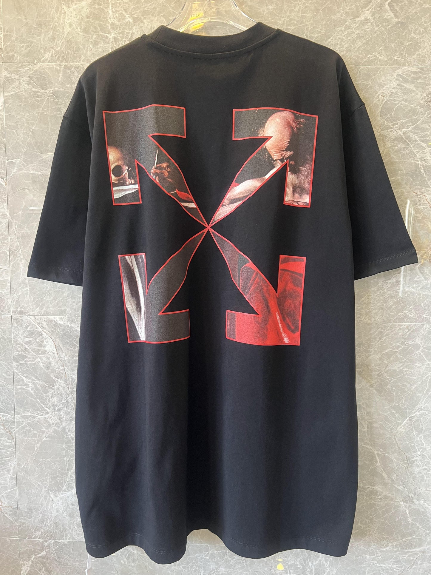 Camiseta gráfica artística Off-White™ con diseño de cruz roja - negra
