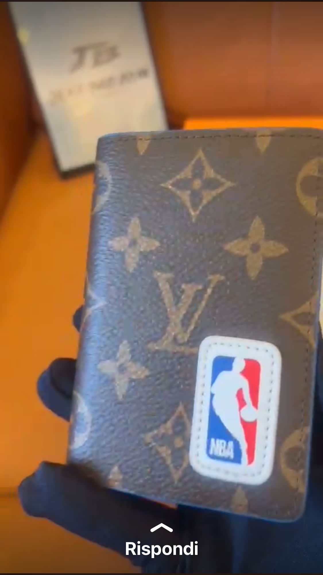 Organizador de bolsillo con monograma NBA de Louis Vuitton