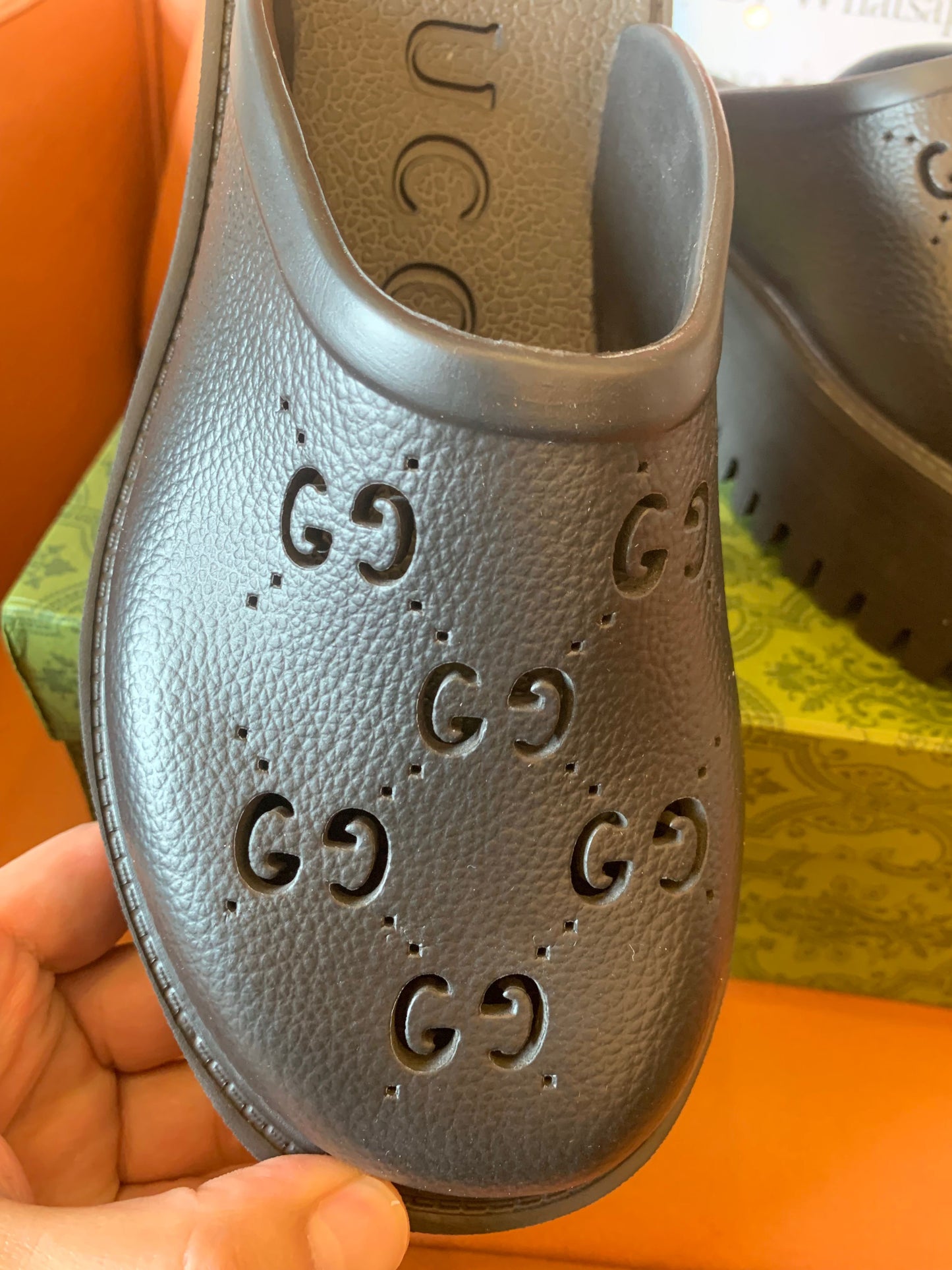 Zuecos de plataforma de cuero negro con logotipo GG de Gucci