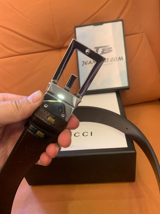 Cinturón Gucci de piel negra con hebilla GG plateada