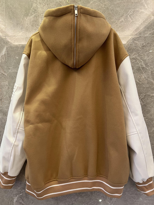 Chaqueta universitaria color canela de Givenchy