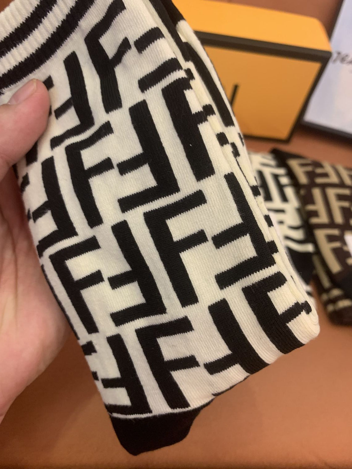 Caja de regalo con calcetines con estampado FF de Fendi