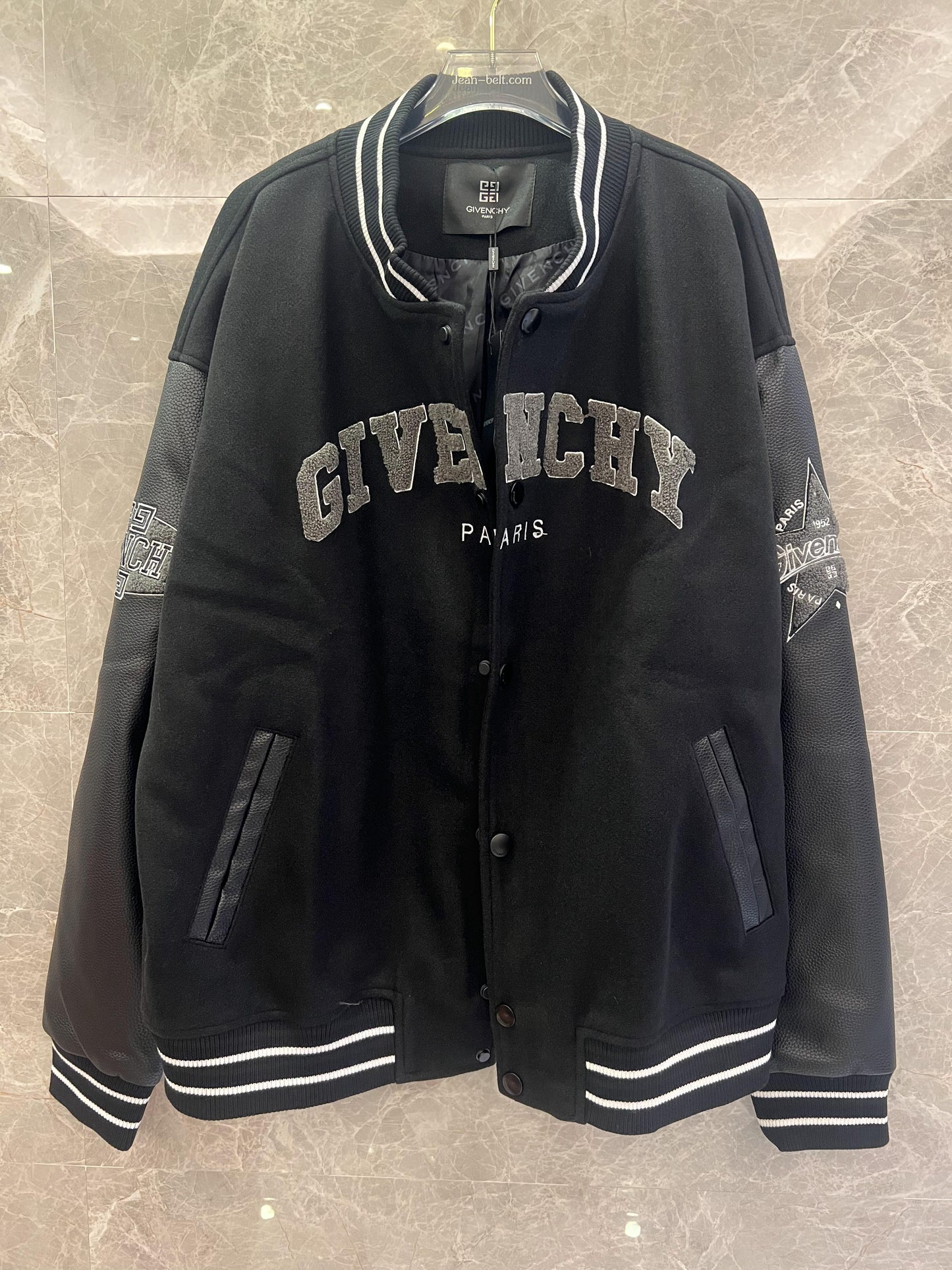 Chaqueta universitaria negra de Givenchy con bordado característico