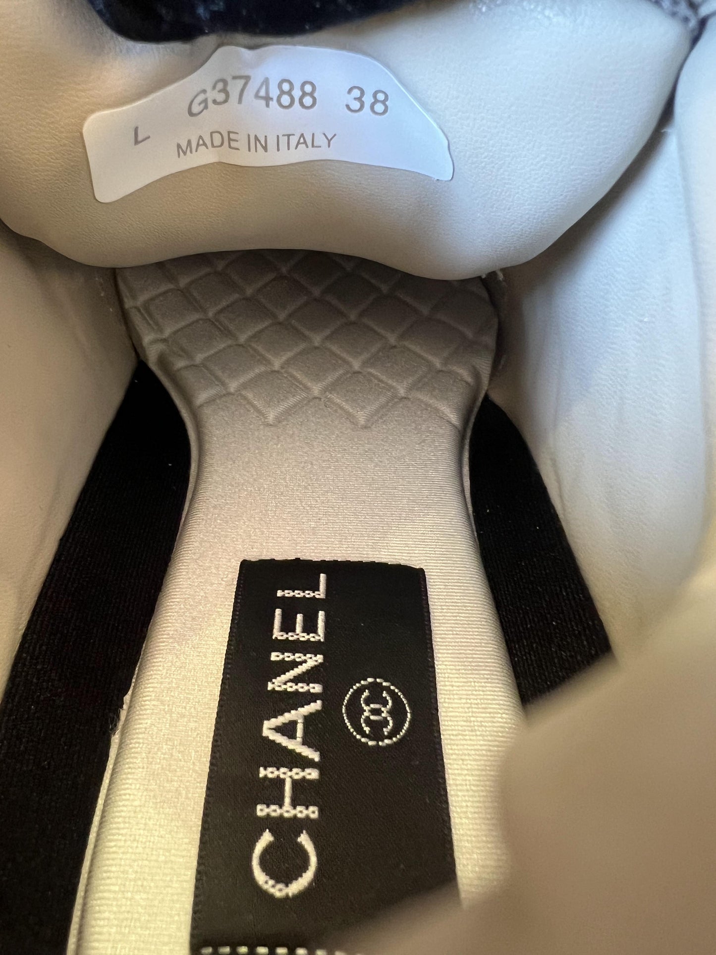 Zapatillas Chanel con logo CC y efecto tie dye en gris y morado