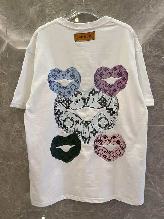 Camiseta blanca con gráfico de labios multicolor de Louis Vuitton