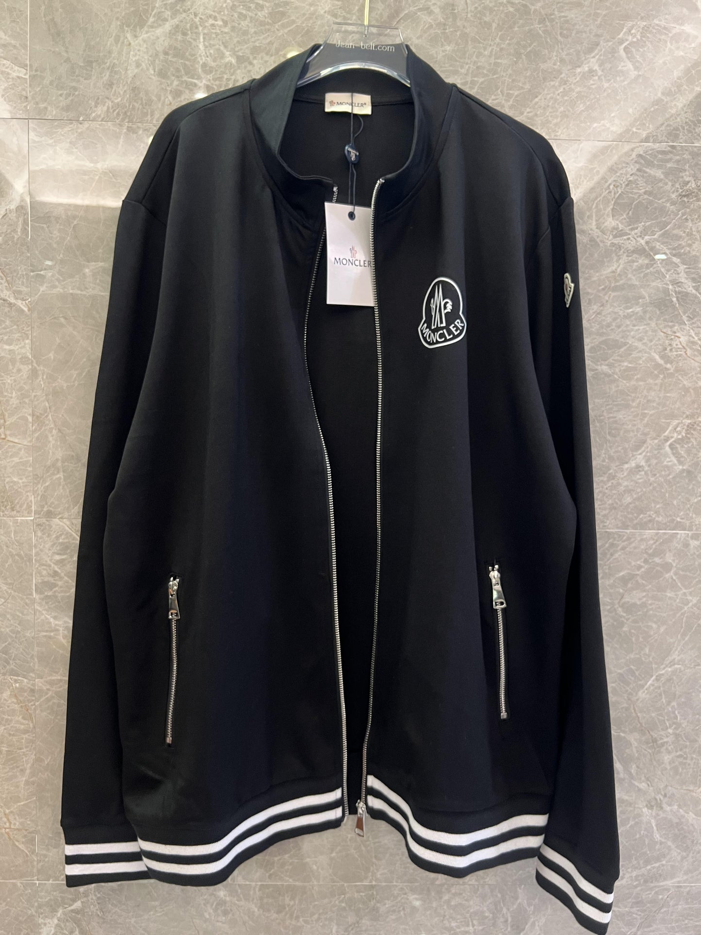 Conjunto de chaqueta y pantalón deportivo negro Moncler con ribete blanco