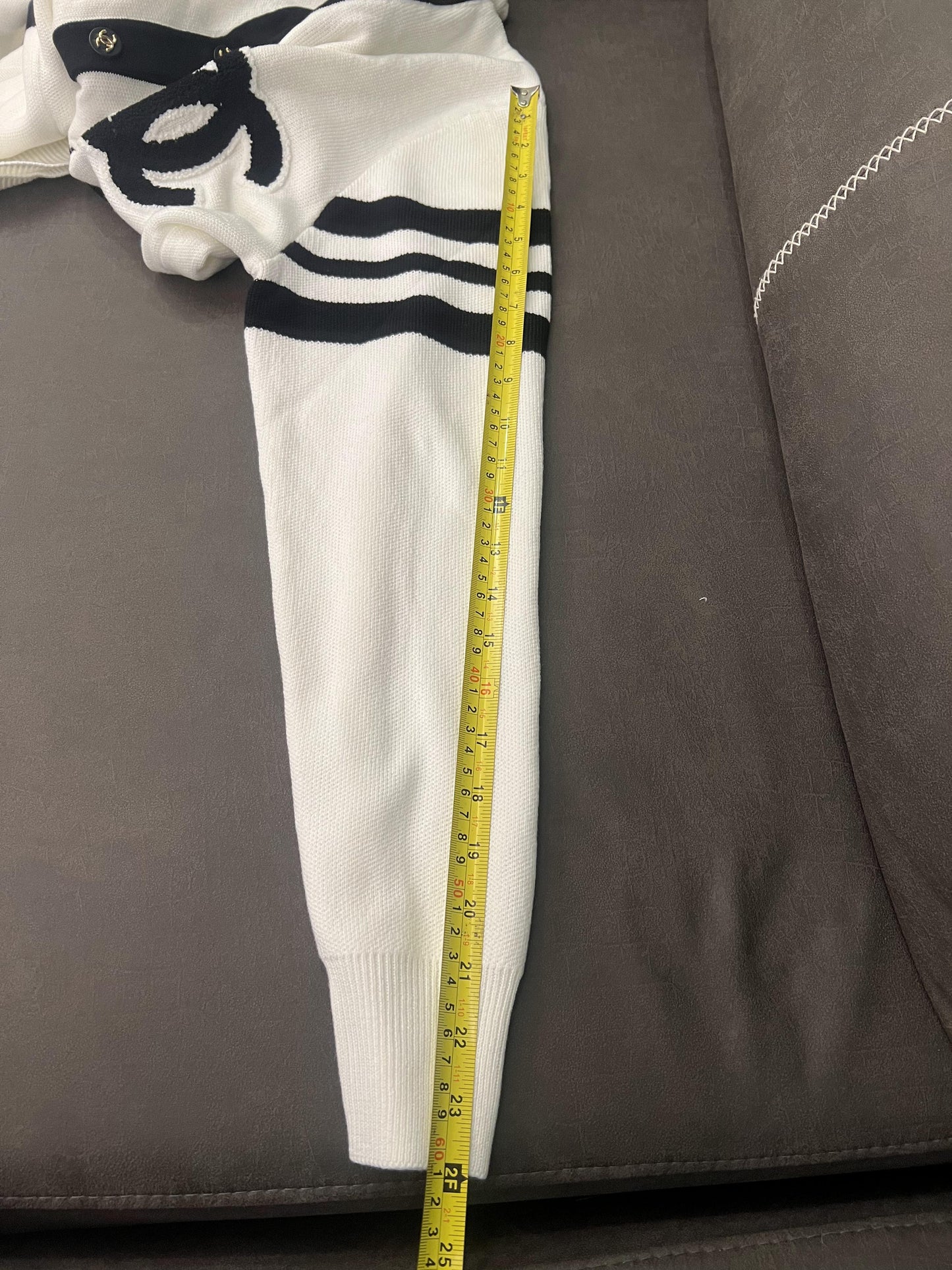 Cárdigan de punto blanco clásico de Chanel con detalles negros y logotipo CC