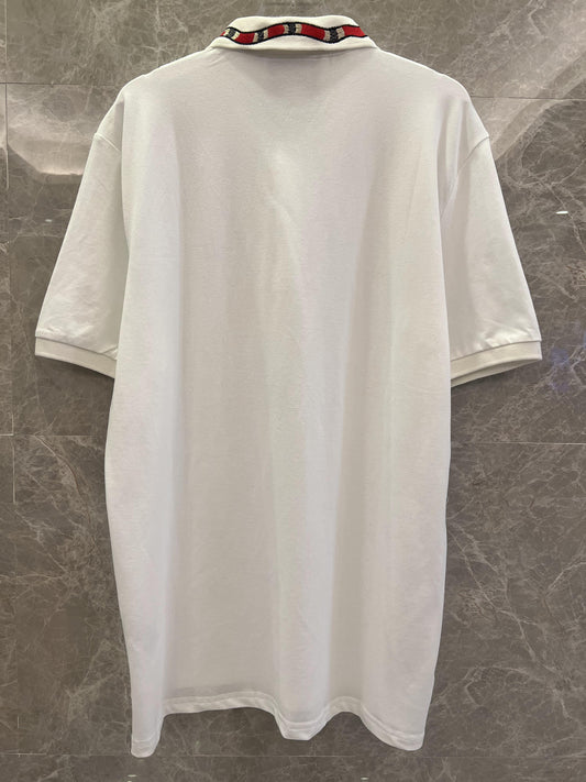 Polo blanco Gucci con cuello bordado de serpiente