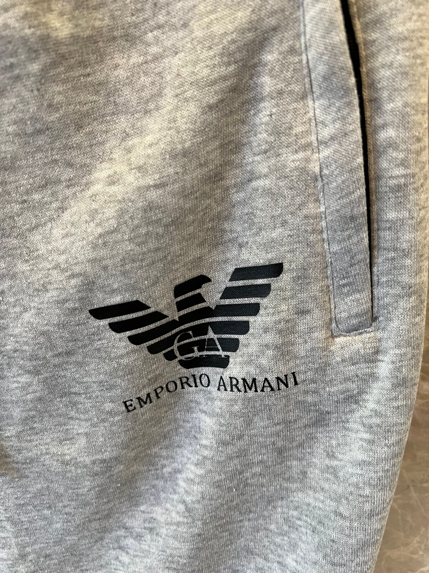 Conjunto de moletom cinza com capuz e calça jogger Emporio Armani