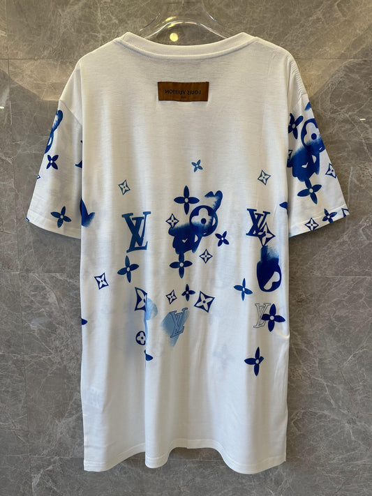 Camiseta blanca de Louis Vuitton con gráficos de monograma azul