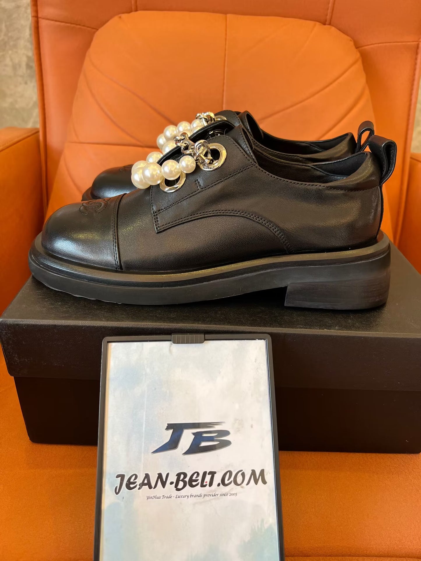 Zapatos de cuero con cadena de perlas y fondo grueso con estampado barroco de lichi de Chanel