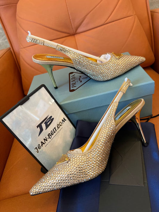 Zapatos de tacón con tira trasera y logo triangular de cristal satinado de Prada