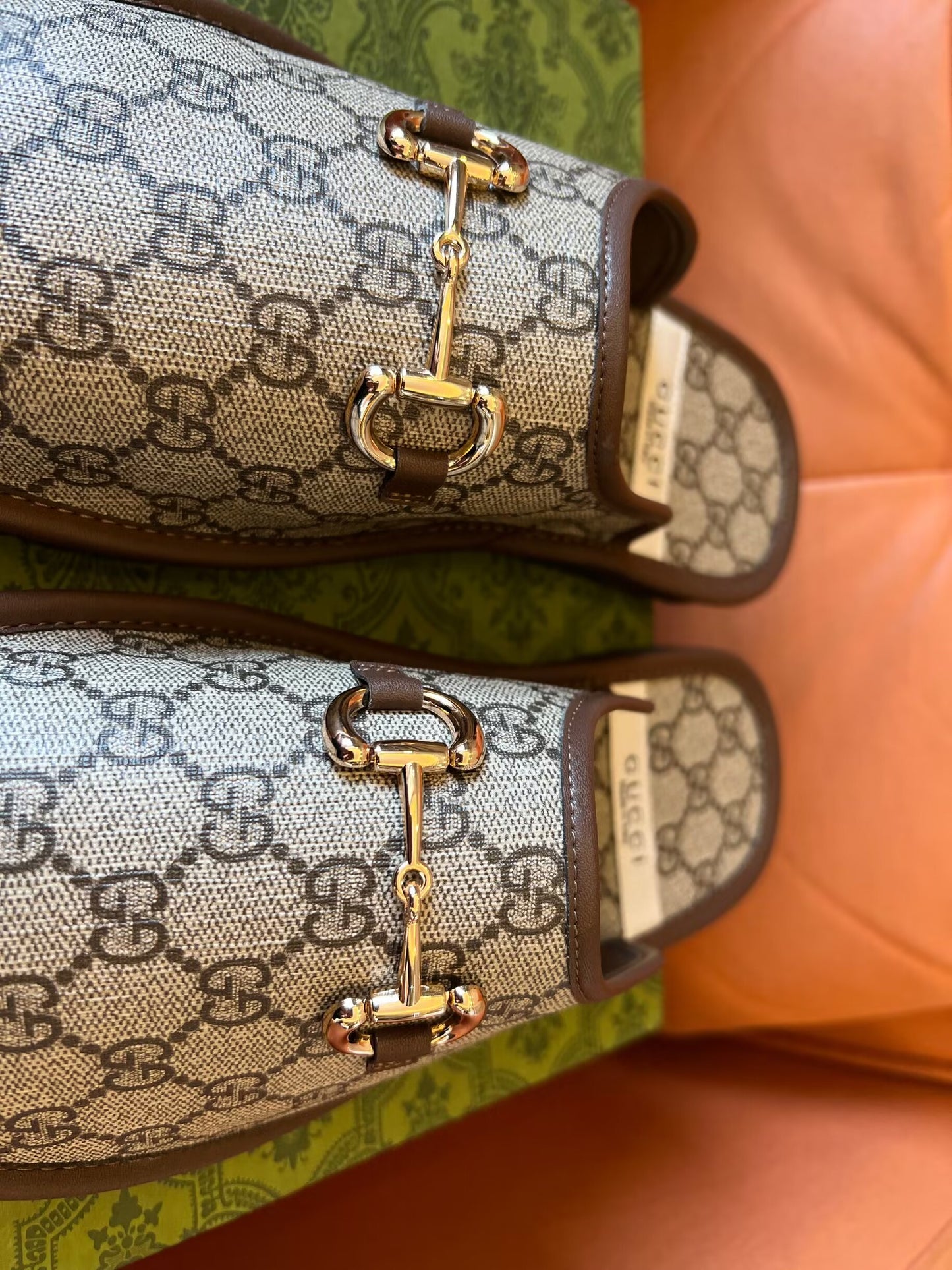 Chinelos Gucci GG Supreme Horsebit - bege