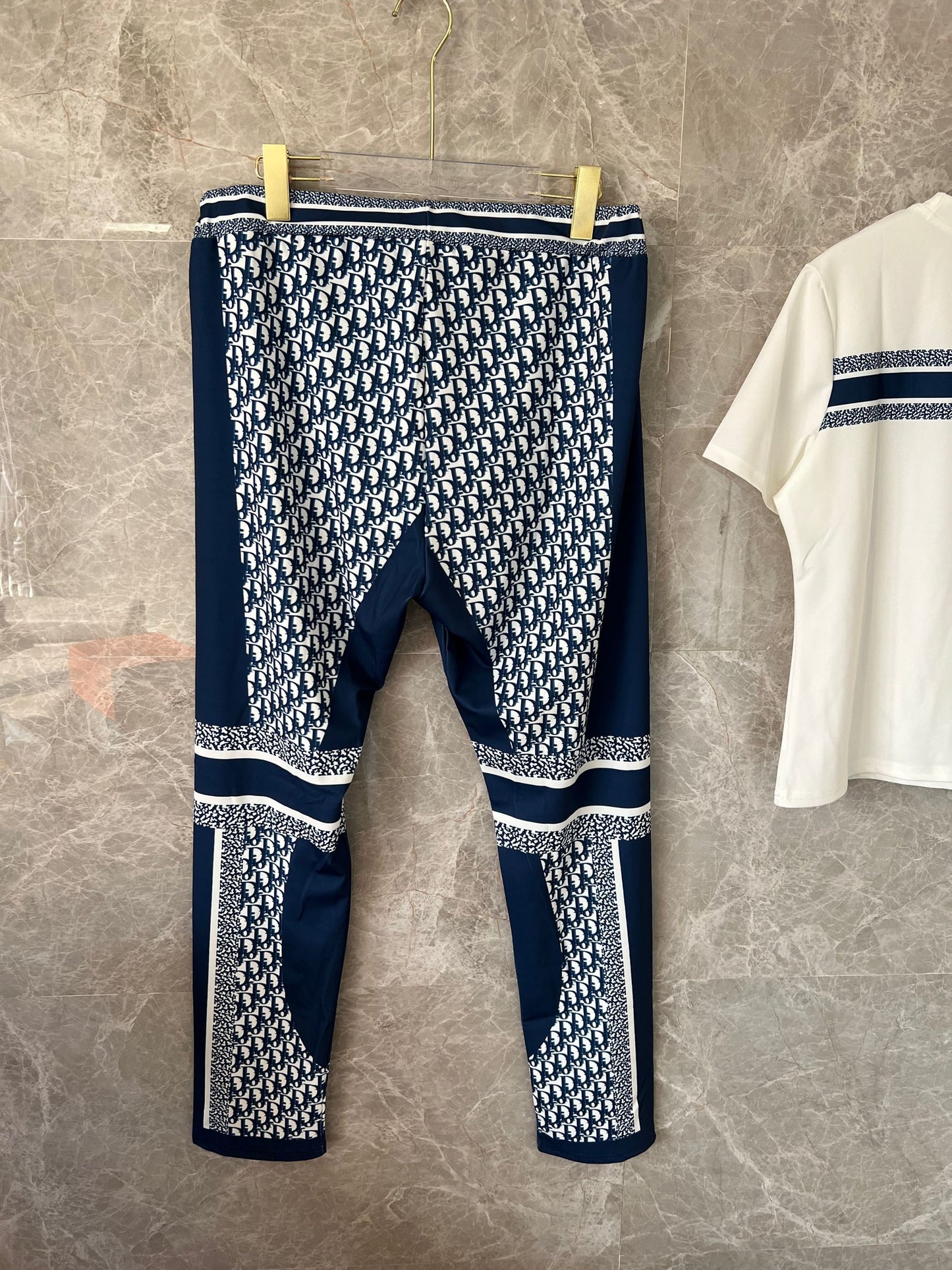 Conjunto de Roupa Desportiva Feminina Christian Dior – Leggings Monogramadas e T-shirt com Logótipo
