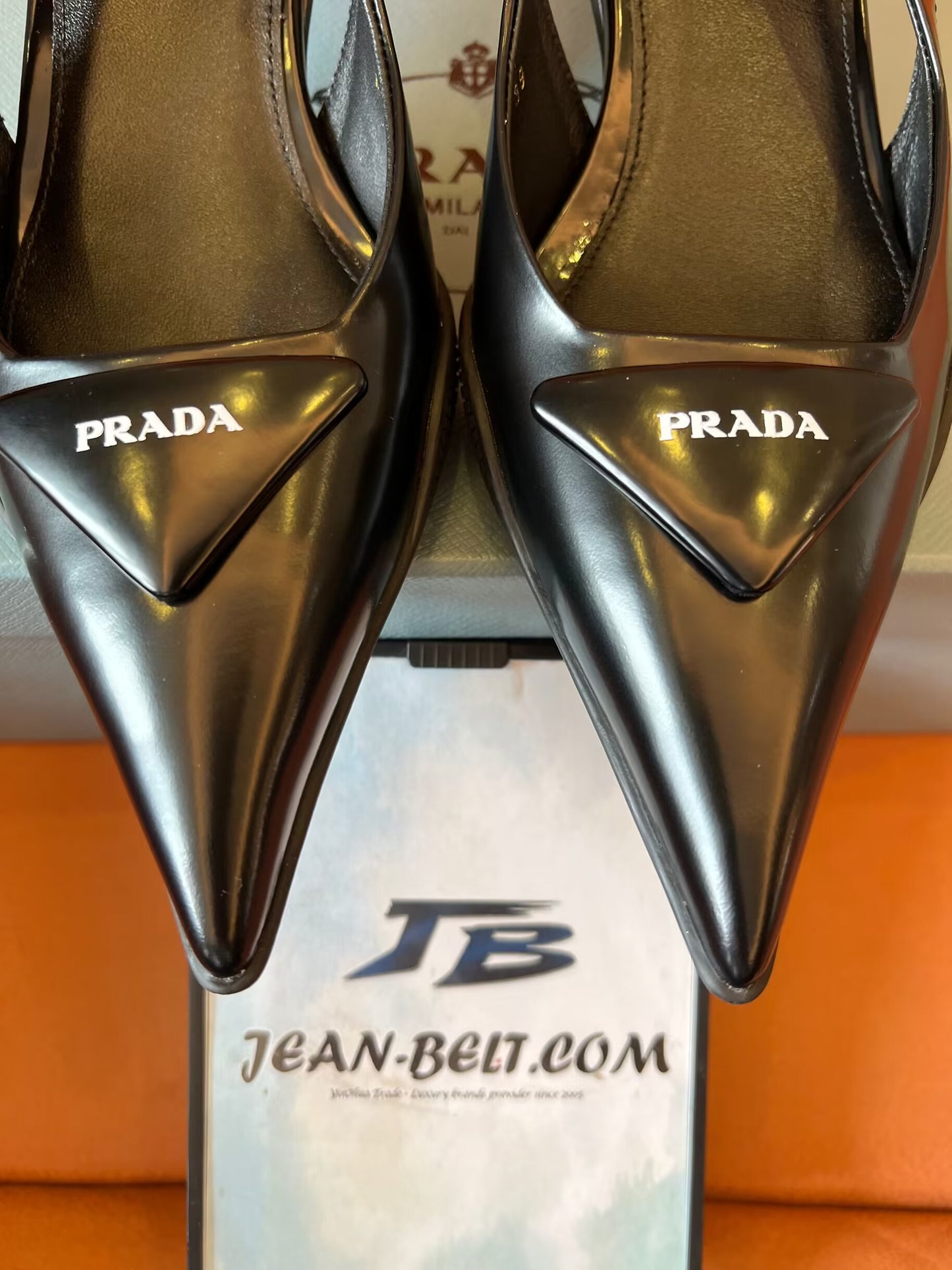 Zapatos de tira trasera con punta puntiaguda de cuero de Prada