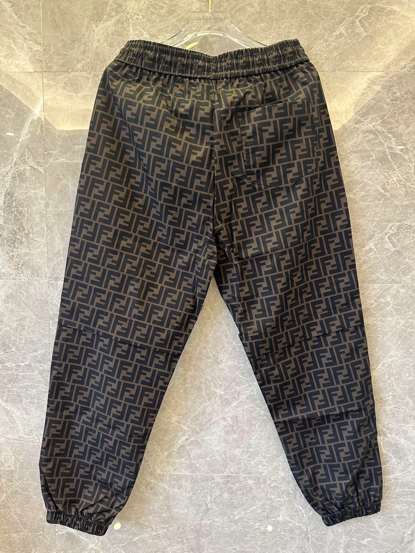 Pantalones deportivos Fendi con monograma FF en toda la prenda en negro y marrón