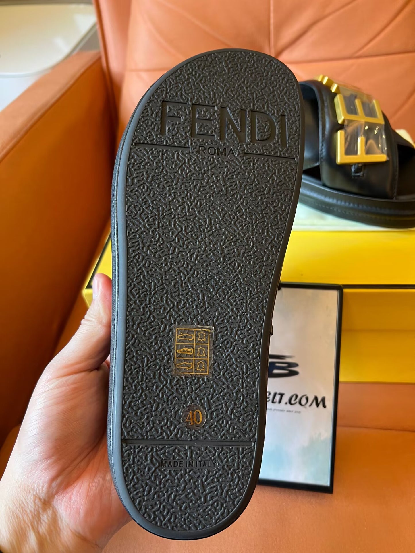 Sandalias con el logotipo de Fendi en beige y negro