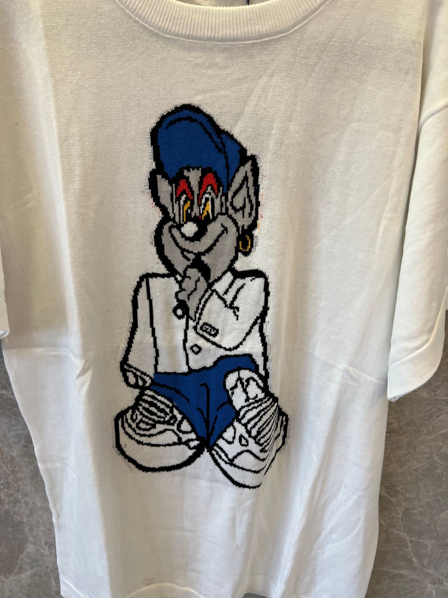 Camiseta blanca de Louis Vuitton con logotipo bordado y gráfico de dibujos animados