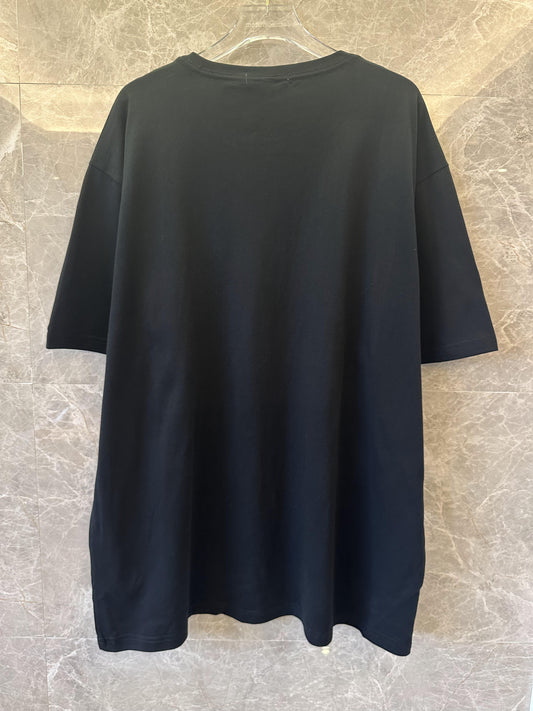 Camiseta negra Louis Vuitton con diseño minimalista LV negro