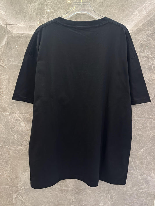Camiseta negra de Prada con bolsillo funcional y detalle de hebilla plateada
