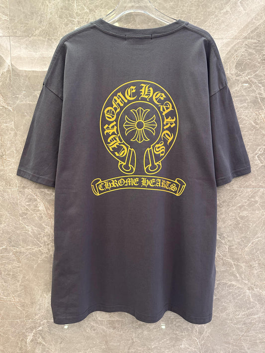 Camiseta gris Chrome Hearts con diseño de logotipo amarillo en la parte delantera y trasera