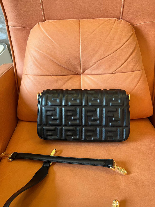 Estuche para teléfono Fendi Baguette de piel napa negra