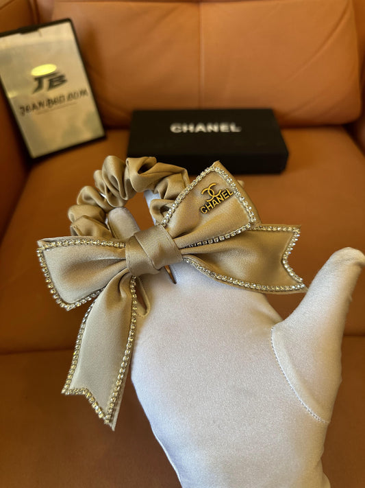 Coletero de lujo con lazo de Chanel en beige con ribete de cristal