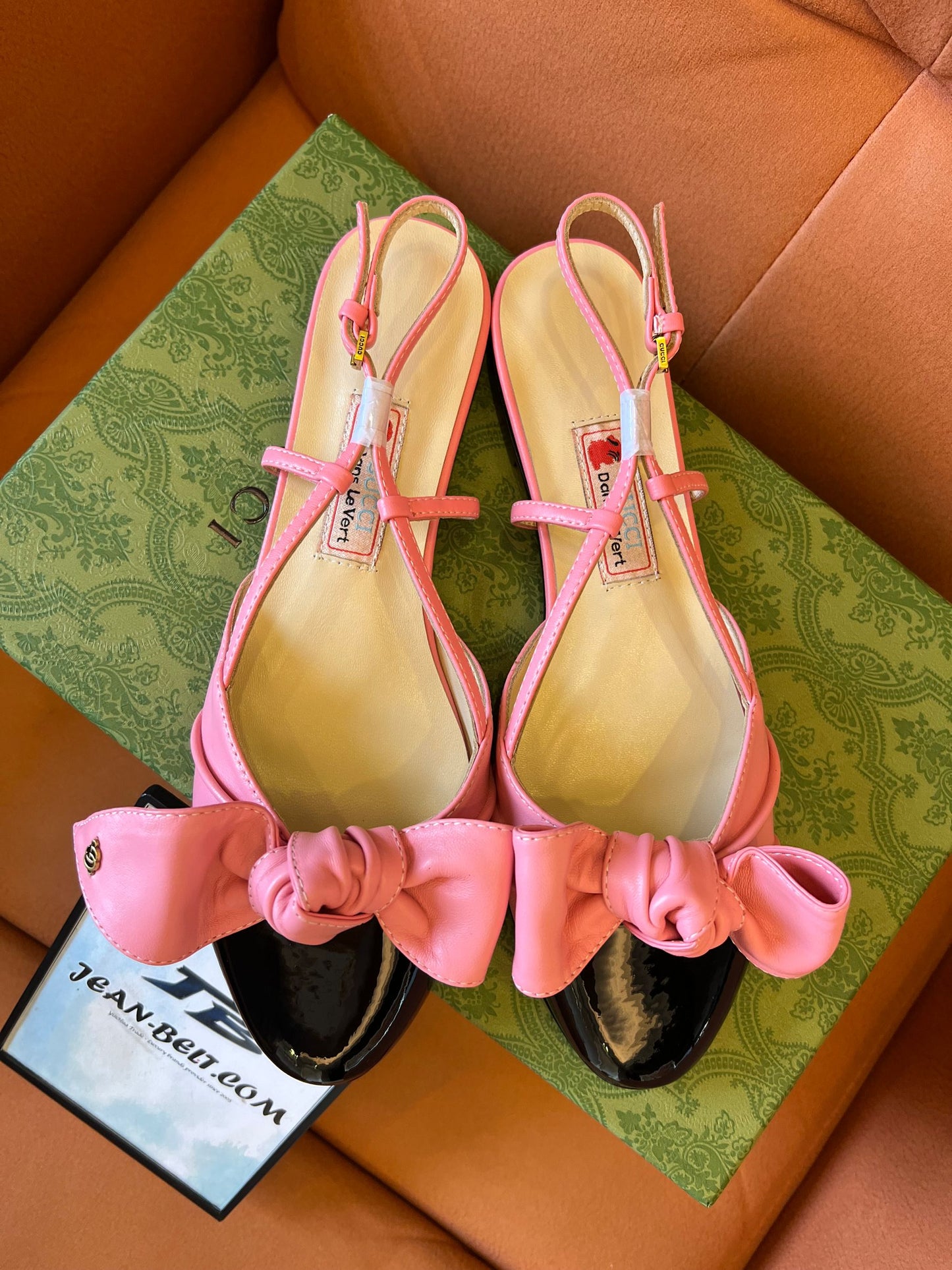 Sandalias planas rosas con lazo de Gucci
