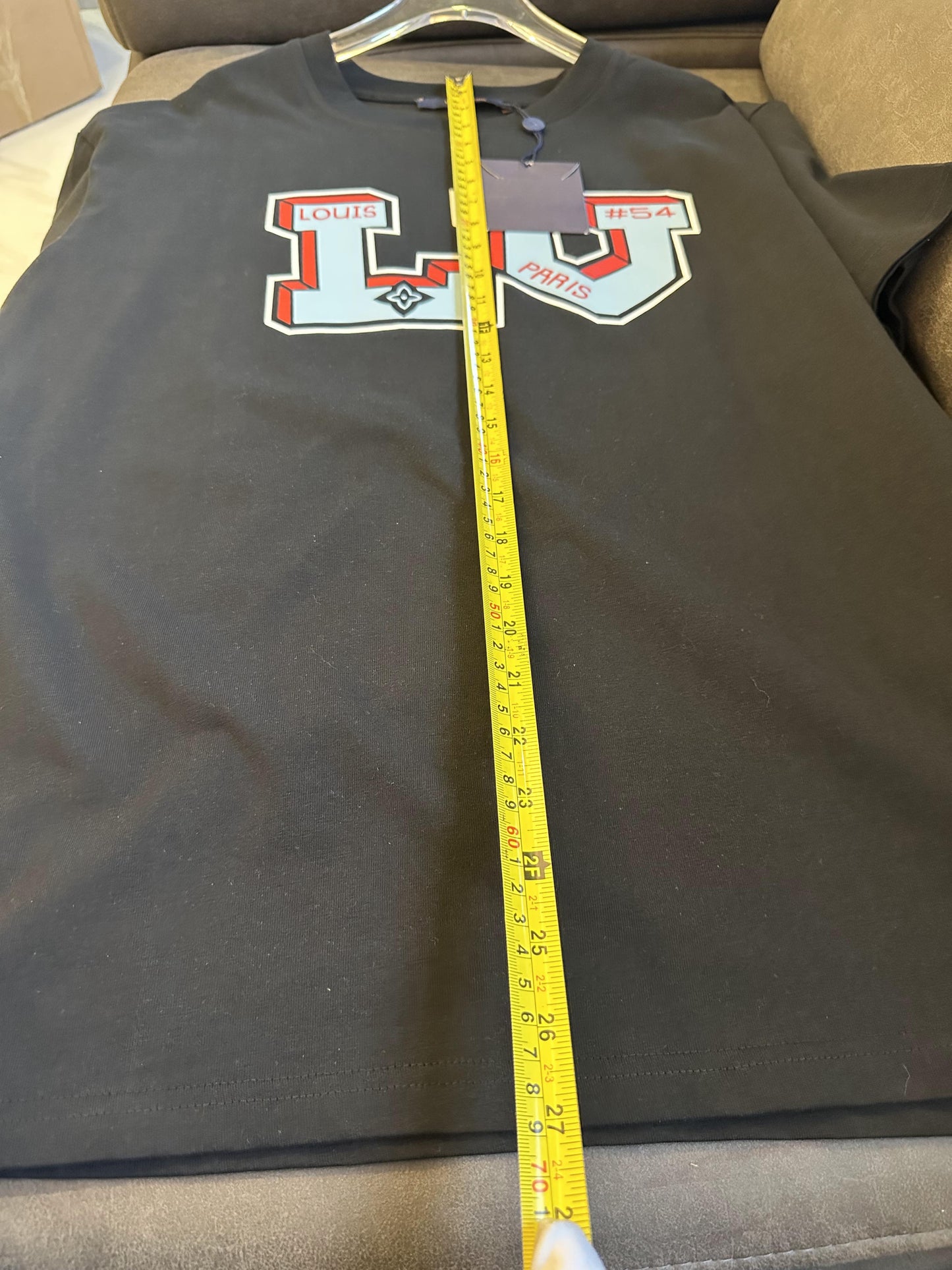 Camiseta gráfica negra de Louis Vuitton con el logo "LV Paris #54"
