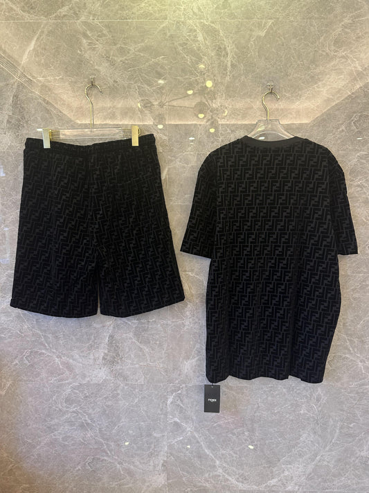 Conjunto de camiseta y pantalones cortos de terciopelo con monograma negro de Fendi