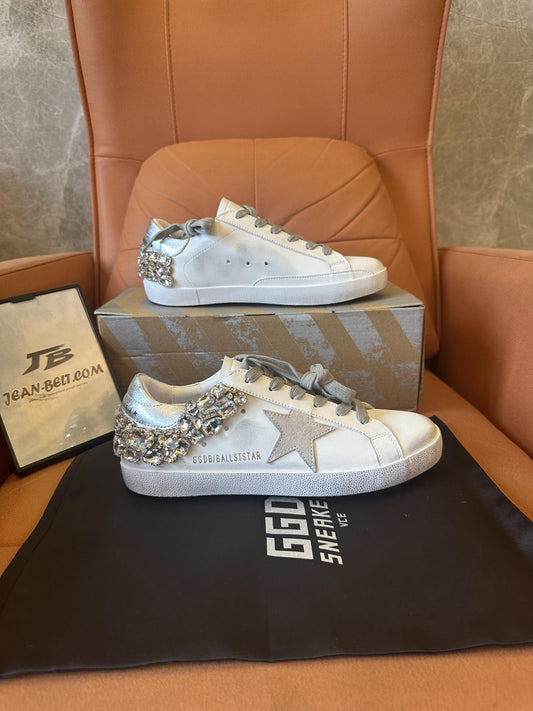 Zapatos viejos blancos con estrella de ganso dorado y diamantes
