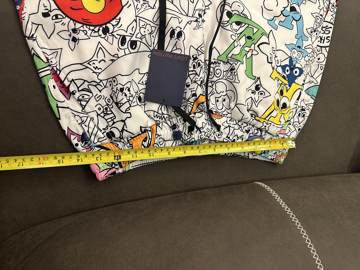 Pantalones cortos con estampado de dibujos animados de Louis Vuitton: diseño gráfico divertido en colores vibrantes