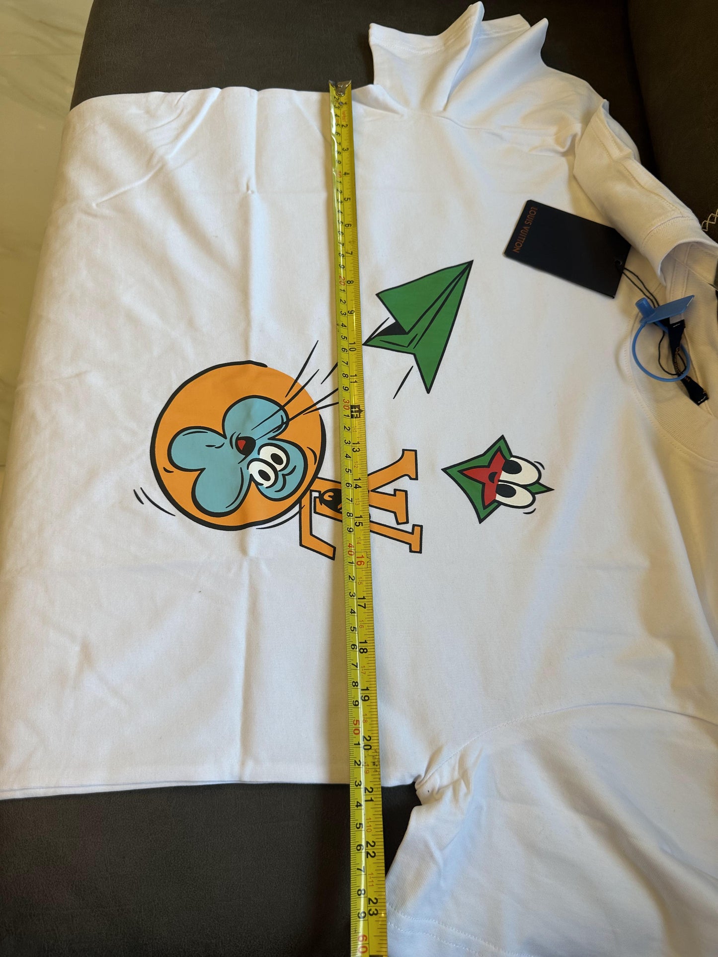 Camiseta Louis Vuitton con estampado de dibujos animados y divertidos detalles del logotipo (blanca)