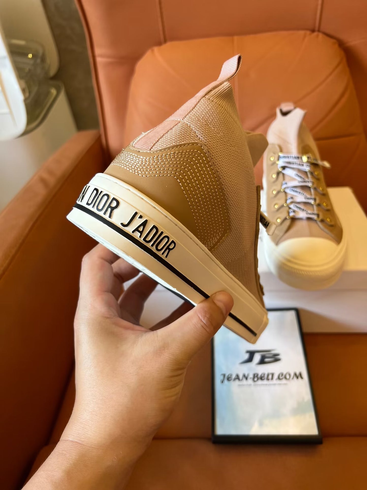 Tênis Christian Dior com cano alto e logotipo feminino