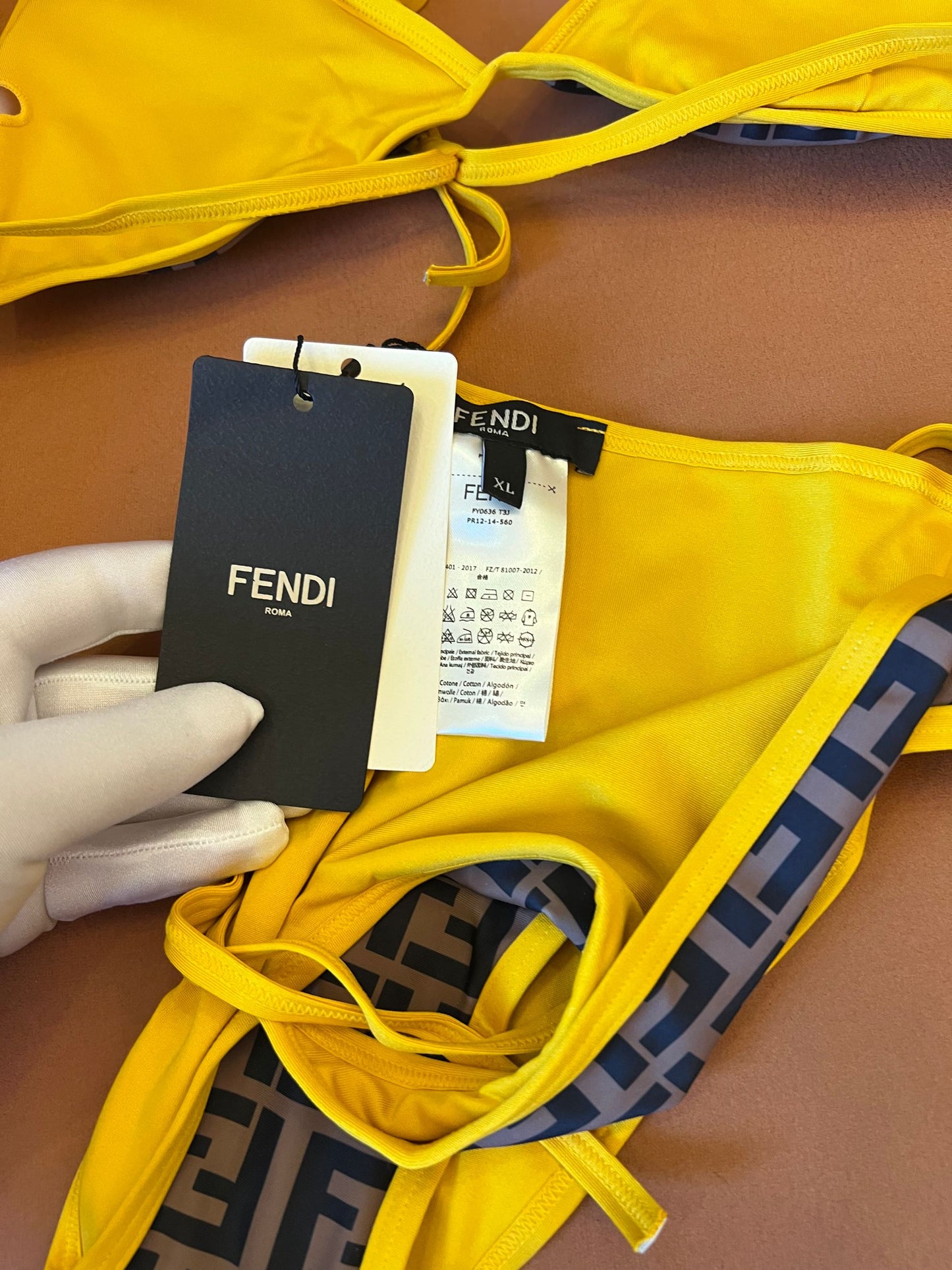 Conjunto de bikini amarillo con monograma de Fendi