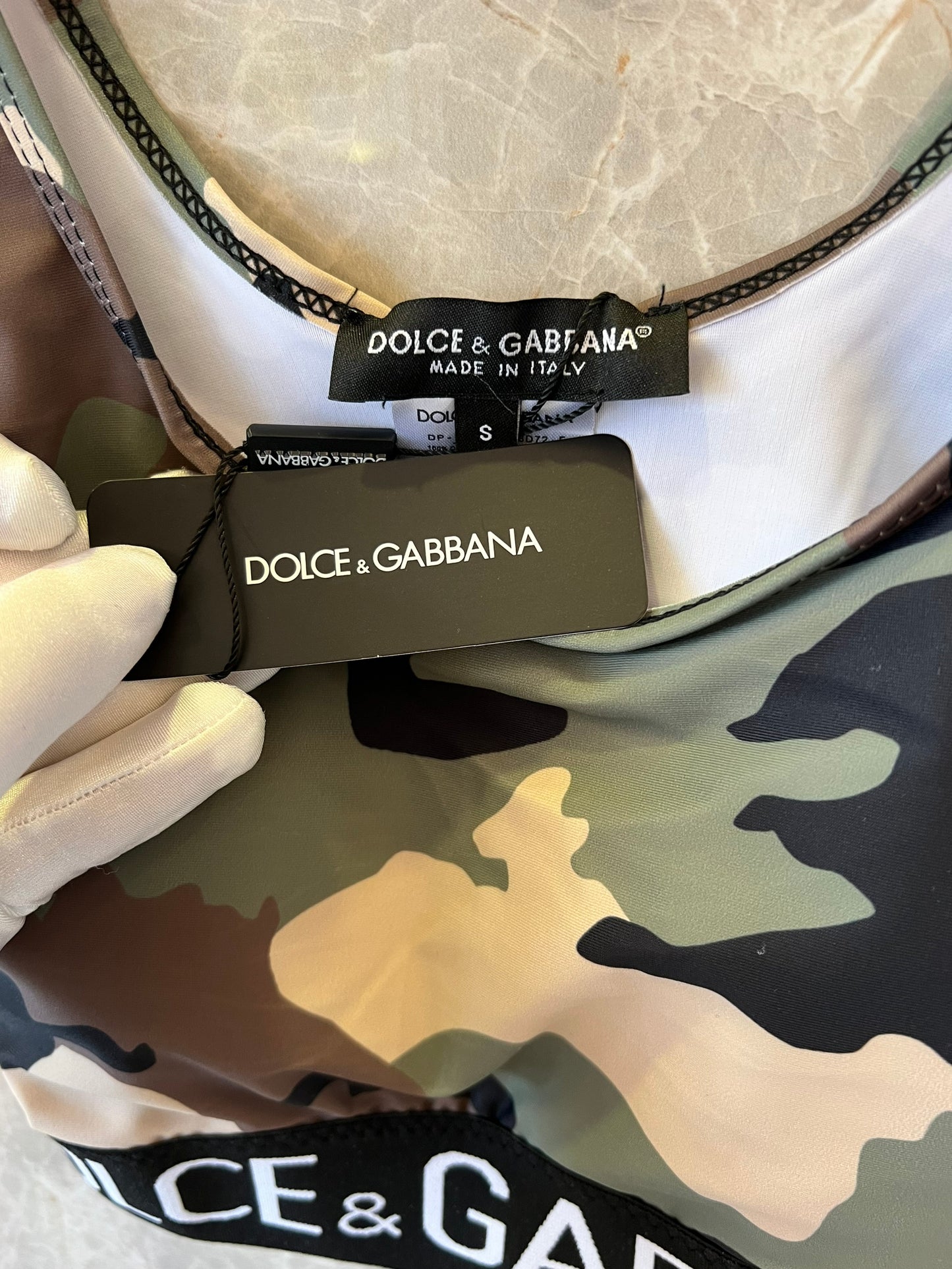Conjunto de top corto y leggings con cinturilla con logo y estampado de camuflaje de Dolce & Gabbana