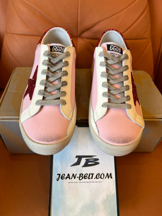 Zapatillas deportivas con estrellas rosas y rojas de Golden Goose