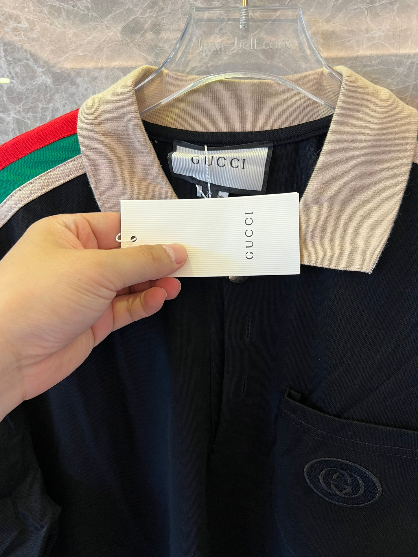 Polo negro Gucci con icónicas rayas tribanda