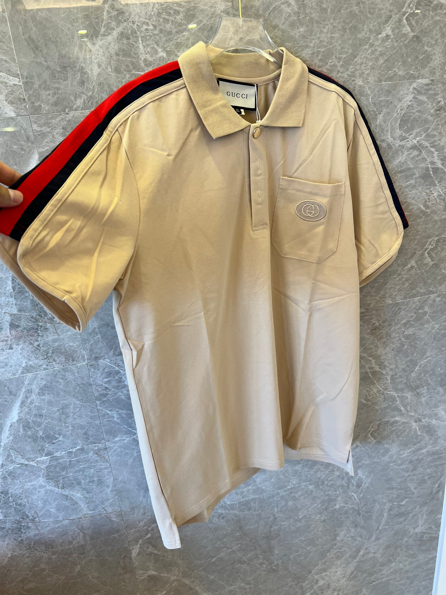 Polo Gucci con bloques de color y mangas a rayas rojas y verdes