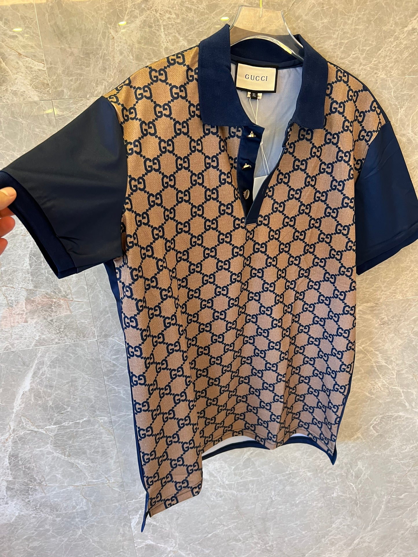 Polo beige y azul marino con monograma de Gucci y estampado GG