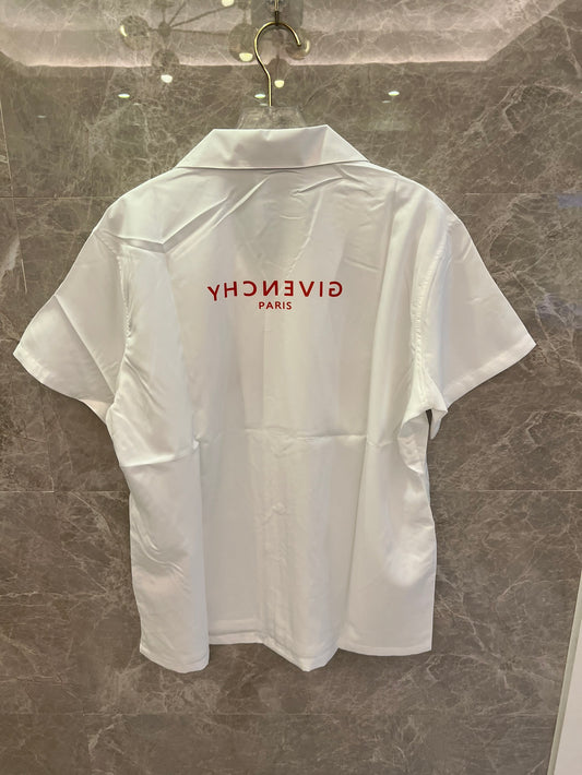 Camisa blanca de manga corta abotonada de Givenchy con un llamativo estampado de logotipo rojo.
